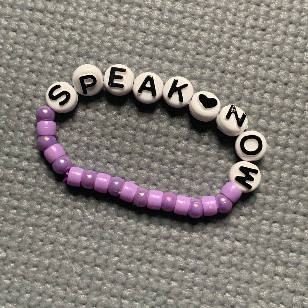 Taylor Swift friendship bracelet “Speak Now”
